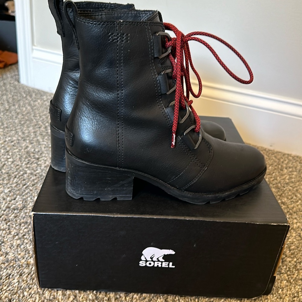 Sorel cate lace up black boots